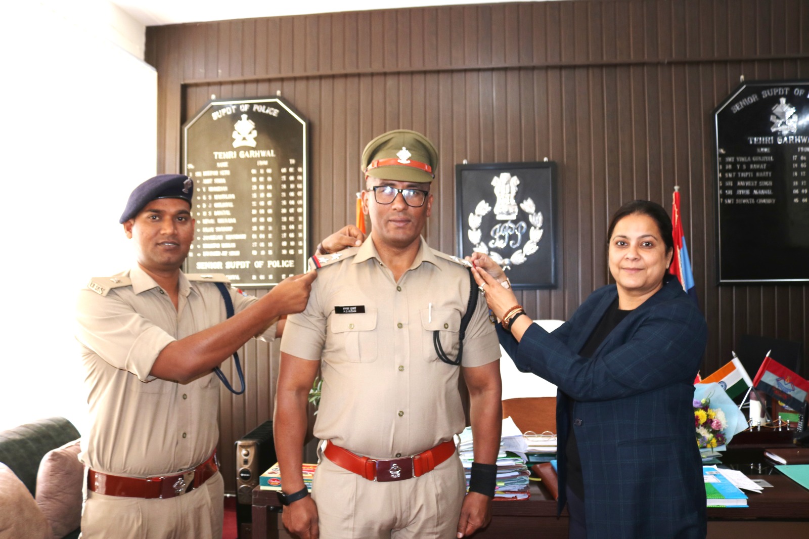 पदोन्नत कर्मियों को कंधों पर स्टार सजाकर एसएसपी श्वेता चौबे ने दी शुभकामनाएं