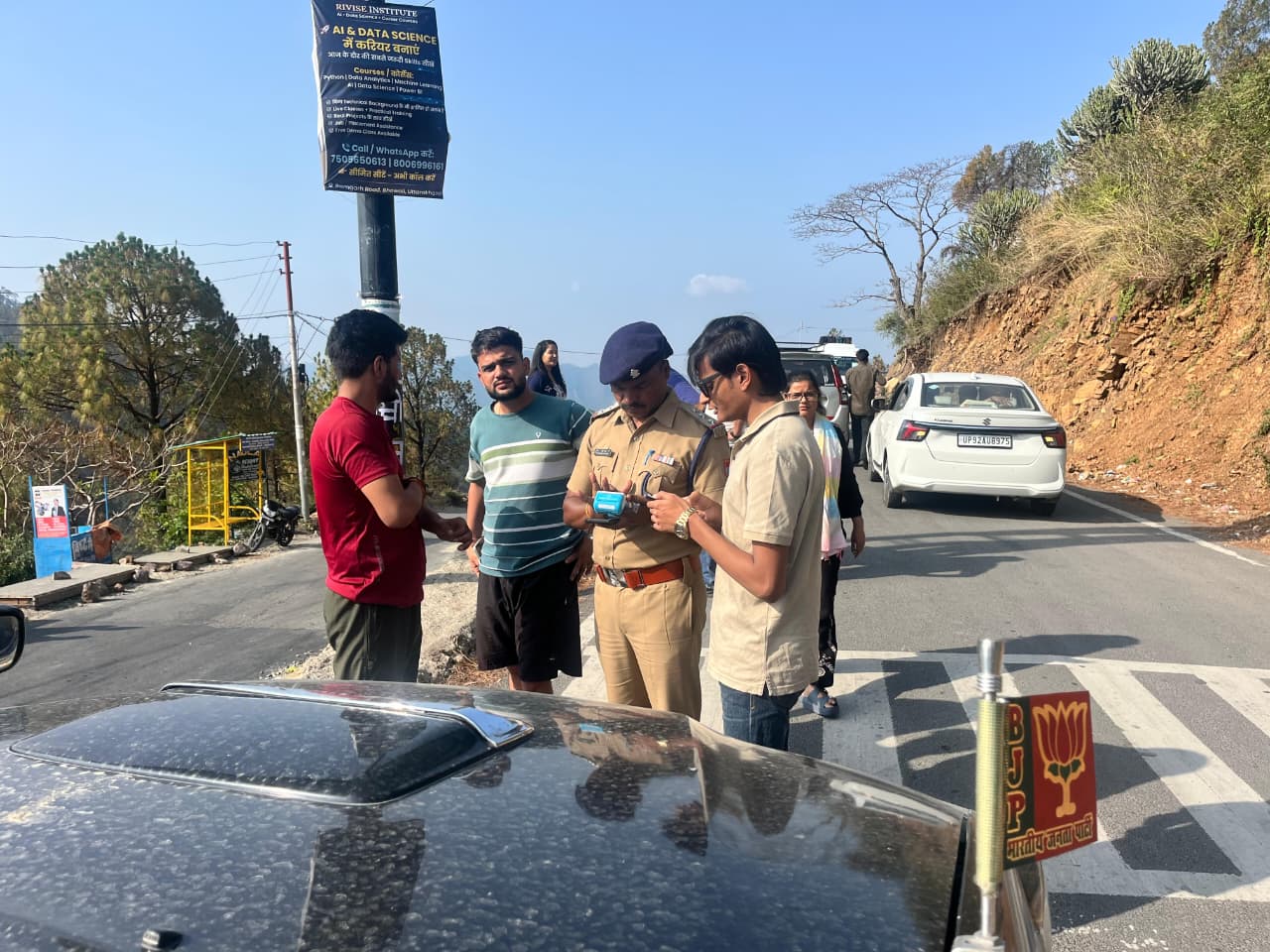 यातायात नियमो का उल्लंघन करने वाले चालको को नैनीताल पुलिस ने सिखाया सबक