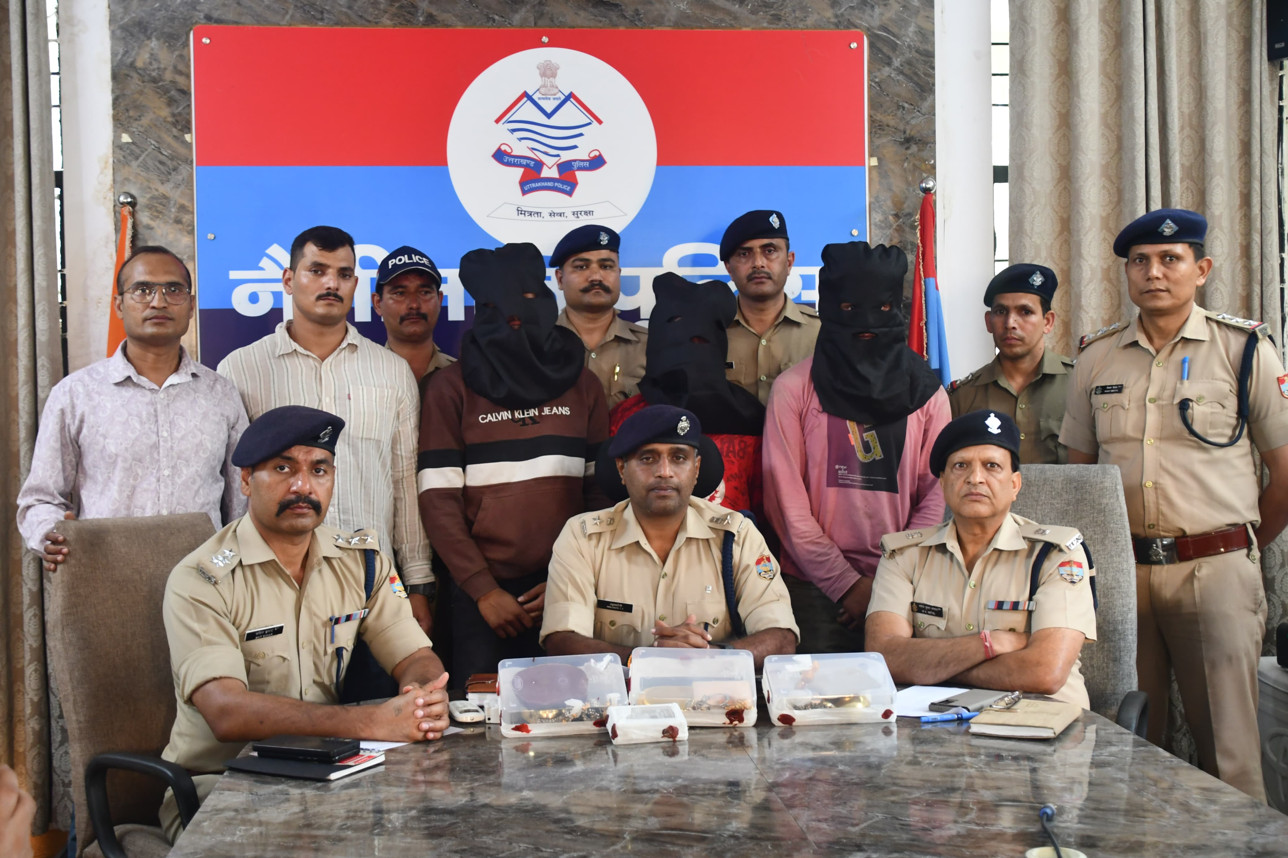 सपेरों की आड़ में चोरी का खेल! नैनीताल पुलिस ने 25 लाख के जेवरात संग 3 शातिर दबोचे
