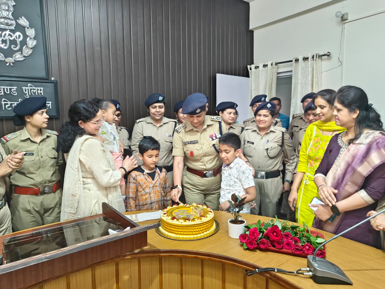 ख़ाकी की चुनौती संग मातृत्व का दायित्व निभा रही पुलिसकर्मियों को कप्तान श्वेता ने किया सलाम