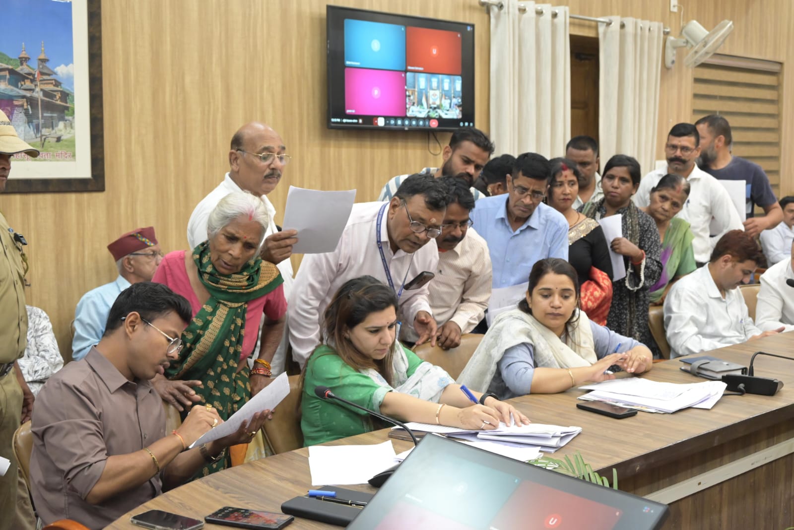 अपनी पीड़ा लेकर जनता दरबार मे पहुँचे फरियादी, विद्युत, पेयजल व शिक्षा से जुड़े मामलों का किया समाधान
