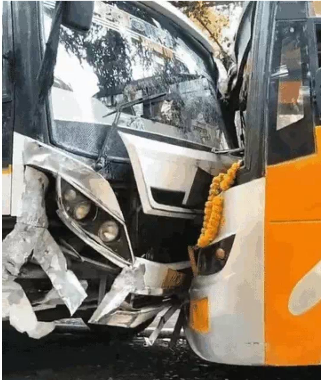 ऋषिकेश सात मोड़ पर आपस में टकराई 02  बस, 60 यात्रियों की जान बाल बाल बची