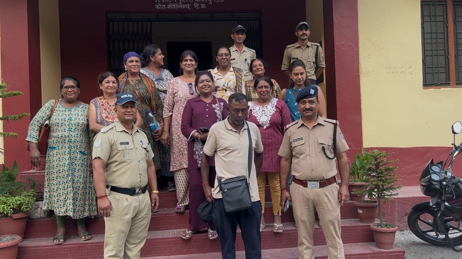 मॉरीशस के यात्रियों की गाड़ी के ब्रेक हुए फेल, पुलिस ने की यात्रियों की सहायता