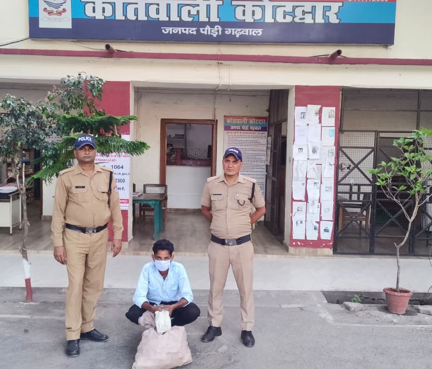 कोटद्वार पुलिस का नशा तस्करों पर बड़ा प्रहार, भारी मात्रा में अंग्रेजी शराब बरामद