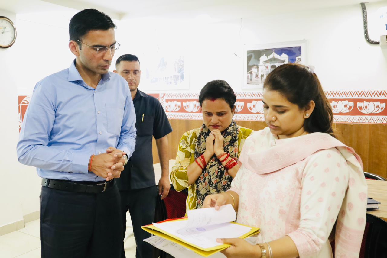 कैंसर पीड़ित पिता व परिवार को मिली हज़ारो की  आर्थिक सहायता