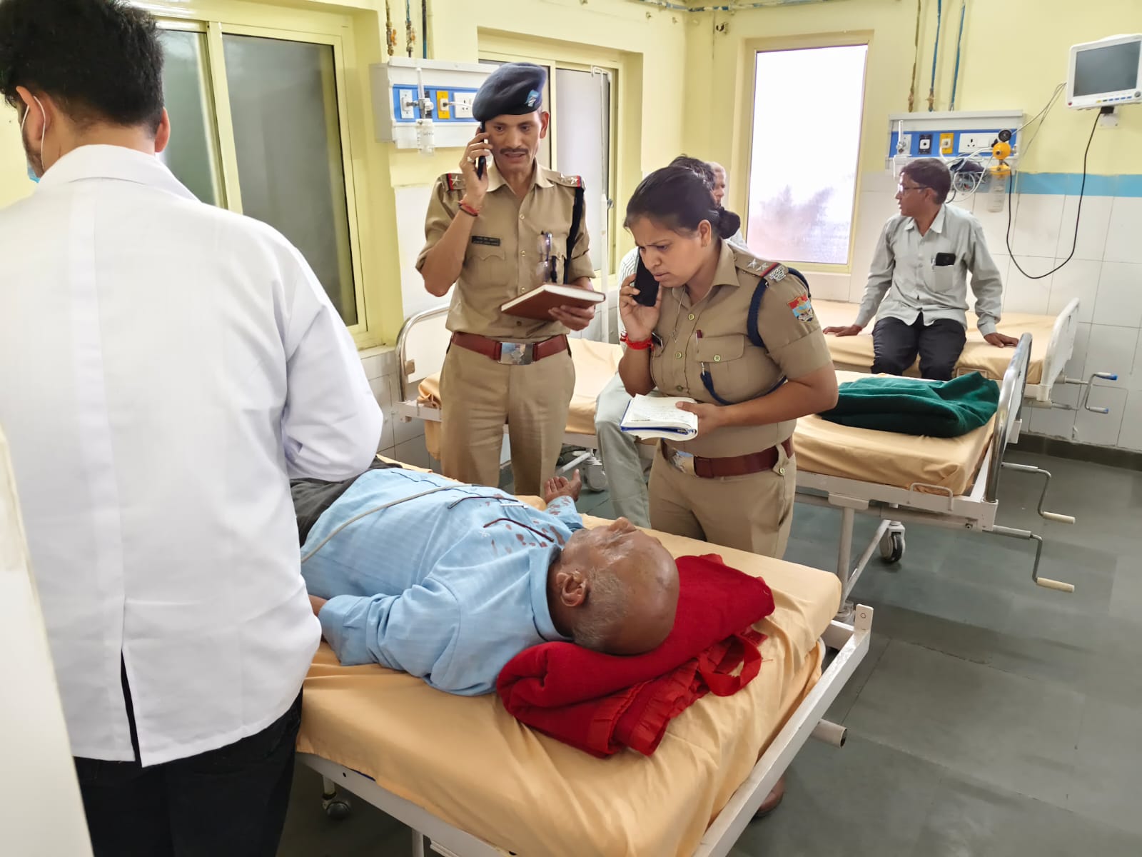 एमपी के यात्रियों से भरी बोलेरो सड़क पर पलटी, पुलिस ने किया क्विक रेस्क्यू