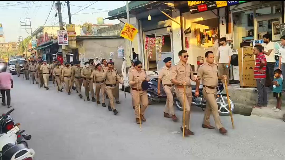 सेलाकुई क्षेत्र में पुलिस व अर्धसैनिक बलों ने किया फ्लैगमार्च