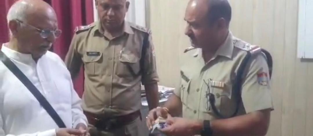मस्कट से आये गुजराती पर्यटक का त्रिवेणी घाट में खोया कीमती बैग, पुलिस ने सकुशल ढूंढ लौटाया