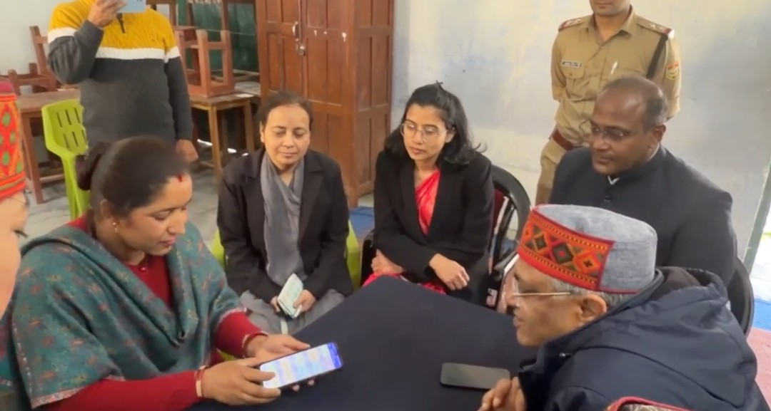 मुख्य निर्वाचन आयुक्त पहुँचे गंगोत्री विधानसभा अंतर्गत पोलिंग बूथ, निरीक्षण जारी