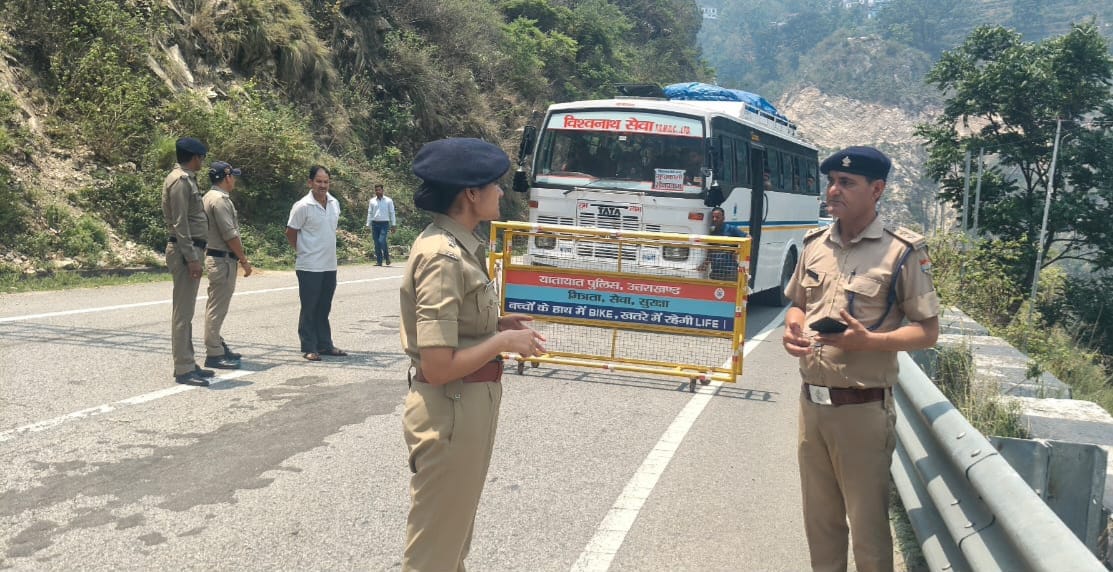 केदारघाटी में बढ़ते यातायात दबाव को कम करने को बैरियरों पर बनाई गई व्यवस्था, कप्तान ने किया निरीक्षण