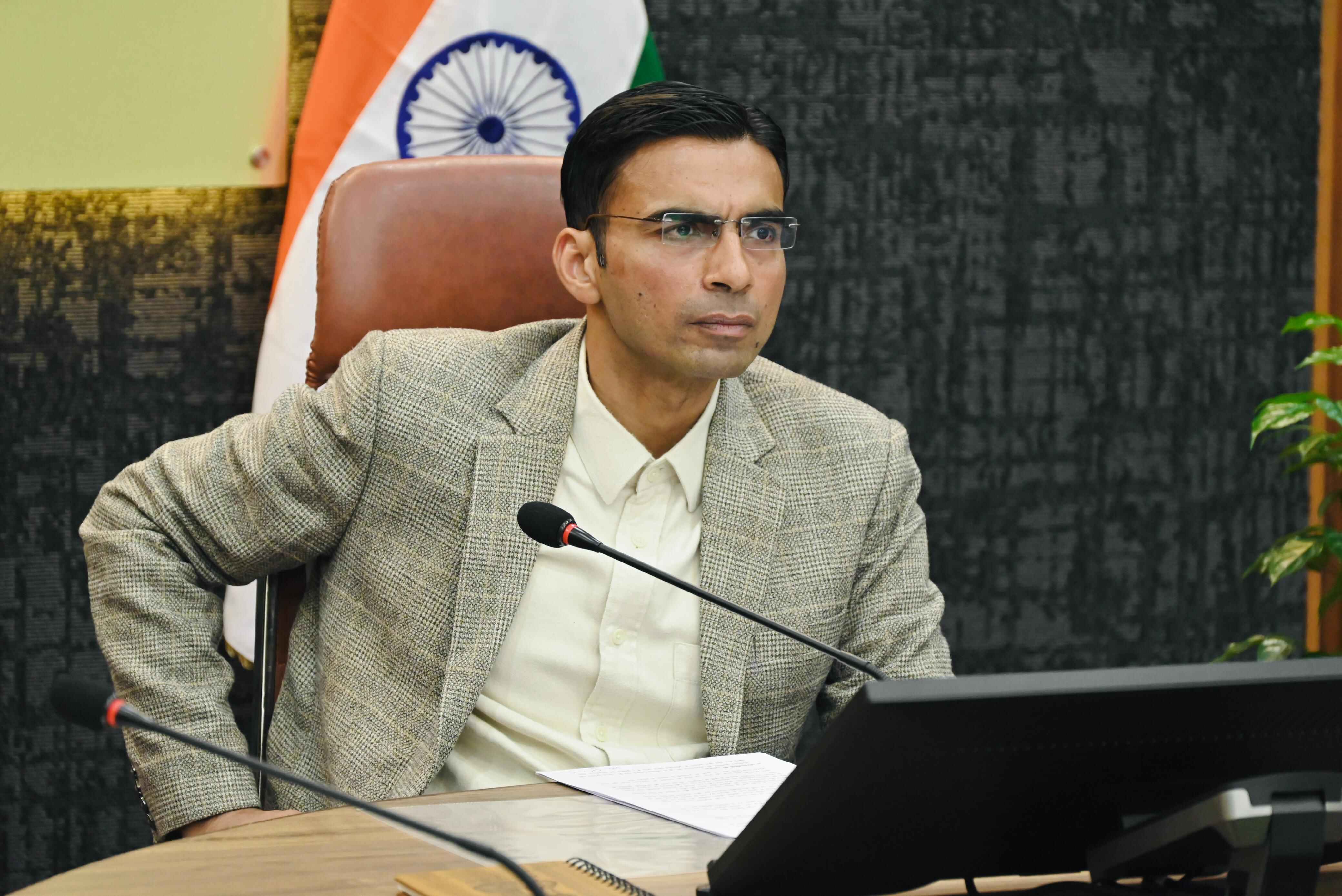 विनम्रता, कर्तव्यबद्धता संग अनुशासन का मेल दिखलाया है सविन बंसल ने!
