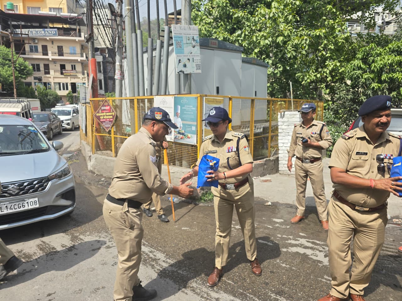 चिलचिलाती गर्मी में यातायात व सुरक्षा व्यवस्था सम्भाल रहे पुलिस कर्मियों के साथ ग्राउंड ज़ीरो पर उतरी कप्तान