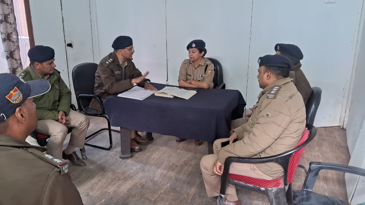 जानकीचट्टी में कैंप कर यात्रा व्यवस्थाओं एवं सुरक्षा प्रबंधों का एसपी उत्तरकाशी ने किया निरीक्षण