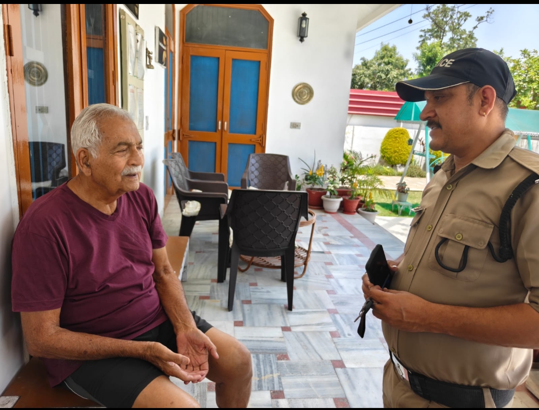 बुजुर्गों का दुख-सुख बांटने ख़ाकी पहुँची उनके पास, हर कदम साथ होने का दिया भरोसा

 