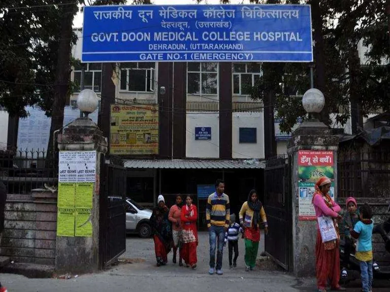दून अस्पताल में महिला से छेड़छाड़ मामले में फिर बवाल, महिला की माँ ने कर्मी को पीटा, मुकदमा दर्ज
