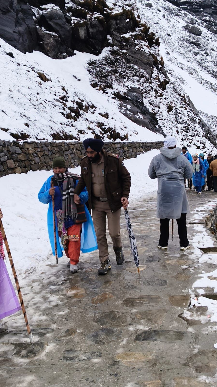 मुश्किल व फिसलन भरे रास्तों पर चौकी प्रभारी अमनदीप ने श्रद्धालुओं का थामा हाथ, हिम्मत बंधा यात्रा मार्ग को किया प्रशस्त