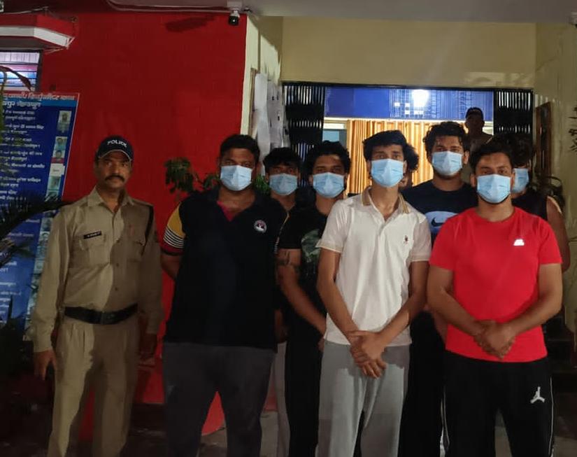 सार्वजनिक स्थानों पर शराब पीते व हुड़दंग करते 1 दर्जन व्यक्ति धरे
