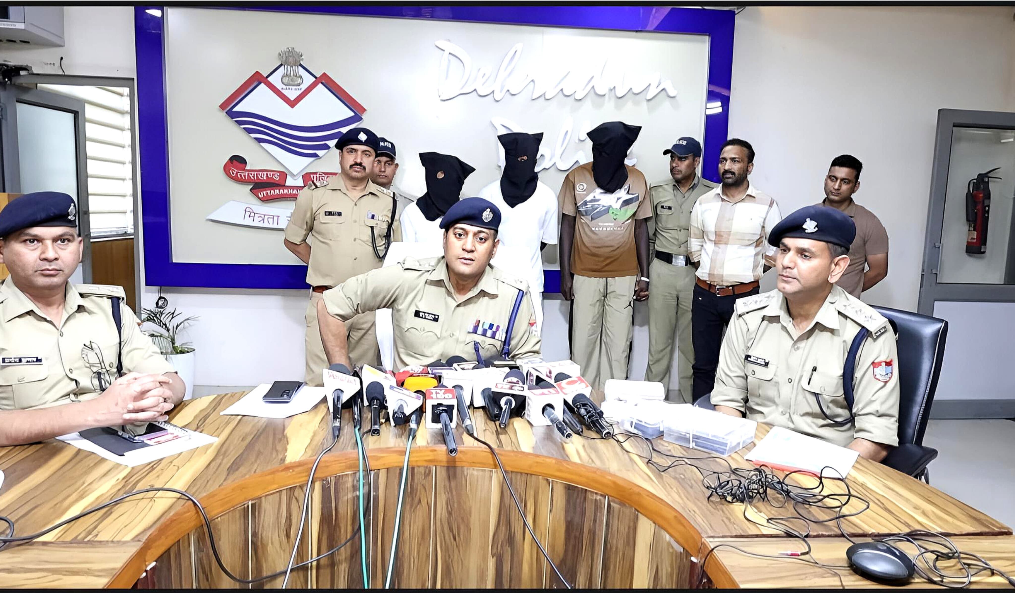 कोबरा गैंग के 02 शातिर विदेशी पैडलरों सहित 03 नशा तस्कर दून पुलिस की गिरफ़्त में