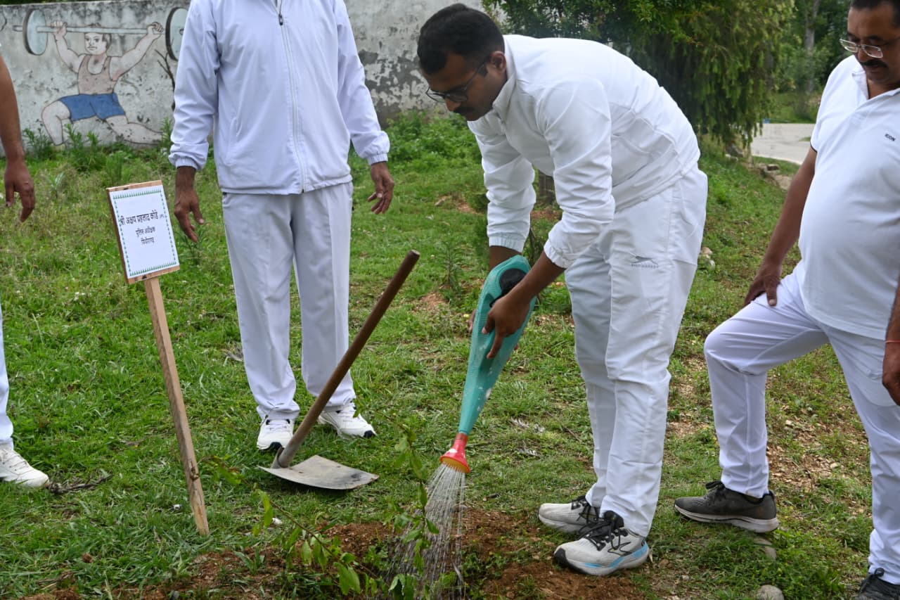 कप्तान अक्षय ने अपने कर्मियों संग किया पौधरोपण, सभी से पौधों के संरक्षण का जिम्मा लेने का किया आवाहन