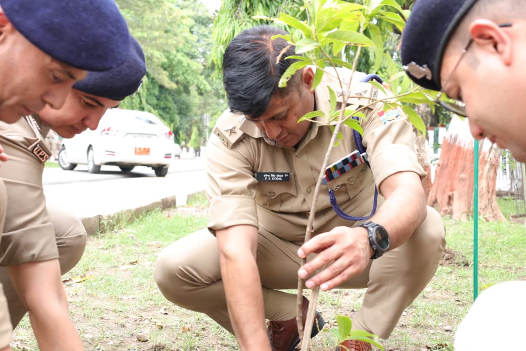 कप्तान प्रमेन्द्र ने टीम संग लगाए पौधे