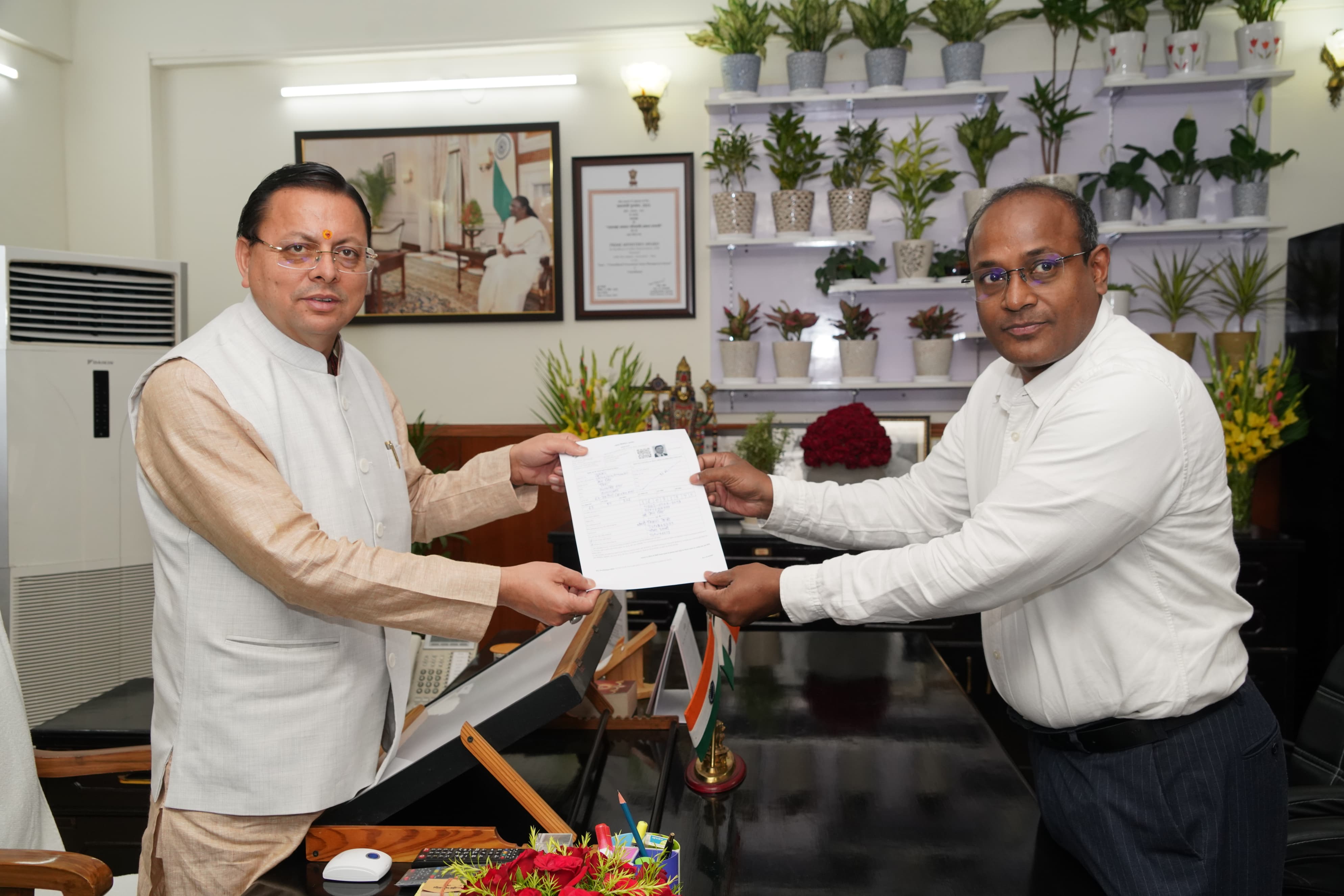 मुख्य निर्वाचन अधिकारी ने सीएम को सौंपा गणना फॉर्म