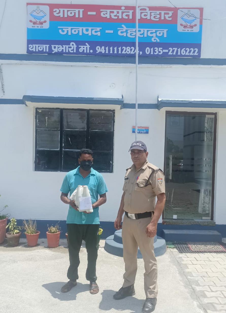 चाय की दुकान की आड़ में शराब परोसने वाला गिरफ्तार