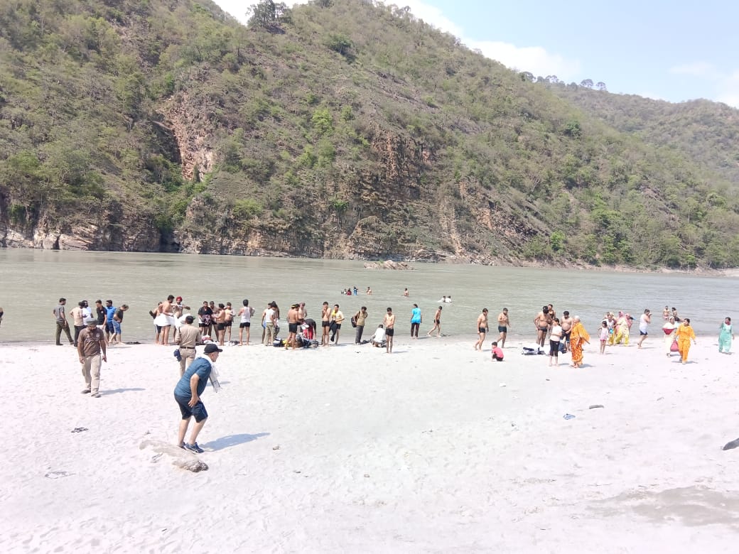 धारी देवी में श्रद्धालुओं की सेवा में जुटी पौड़ी पुलिस,भीड़ नियंत्रण से सुरक्षा तक संभाल रही हर मोर्चा