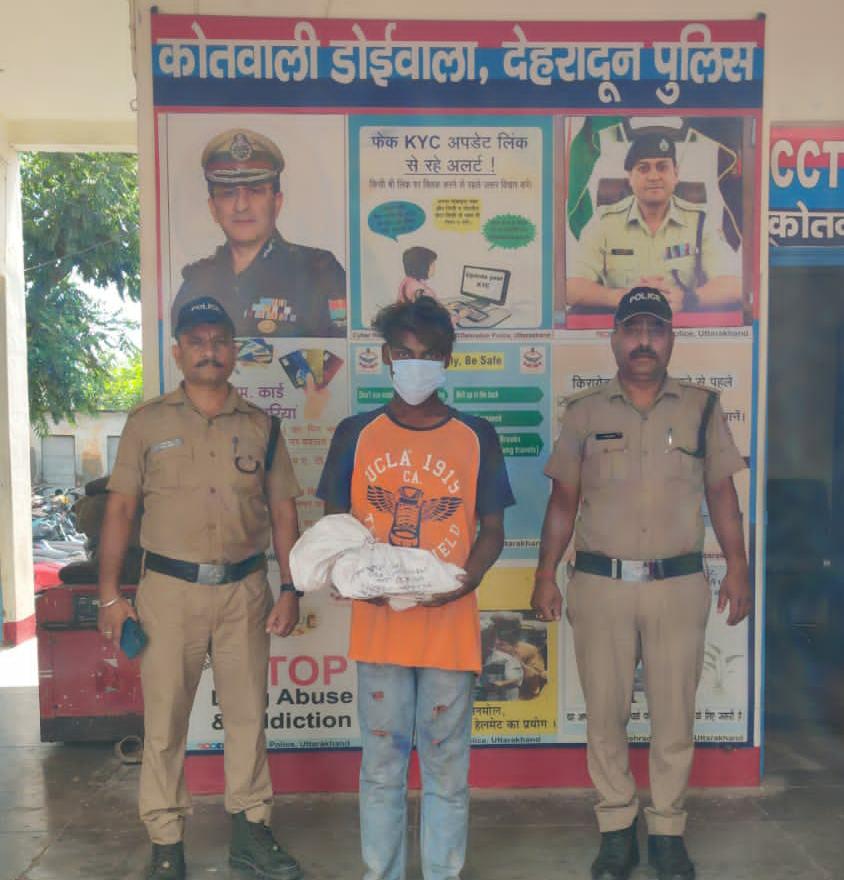 मंदिर से चोरी करने वाला नशेड़ी युवक गिरफ्तार