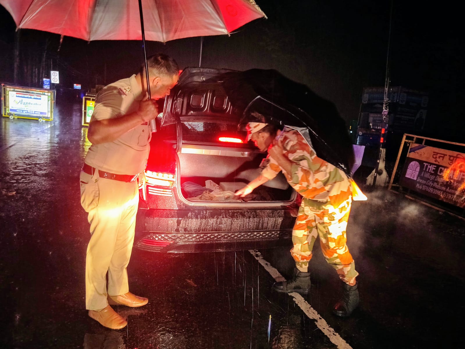 तेज बारिश में भी दून पुलिस का बना रहा कड़ा सुरक्षा पहरा