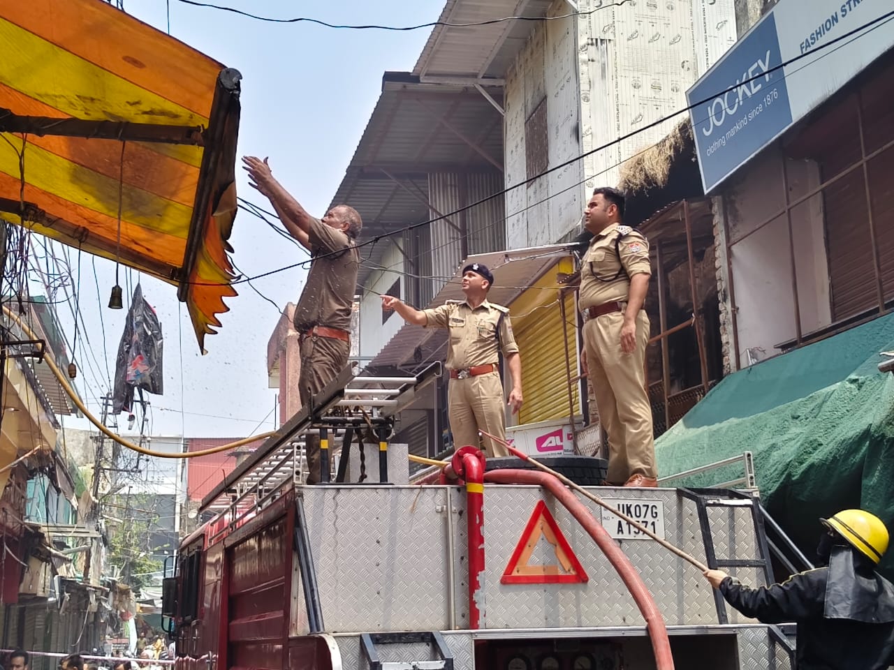 ननकानी गारमेंट्स के तृतीय तल के गोदाम पर लगी आग, माल जलकर राख