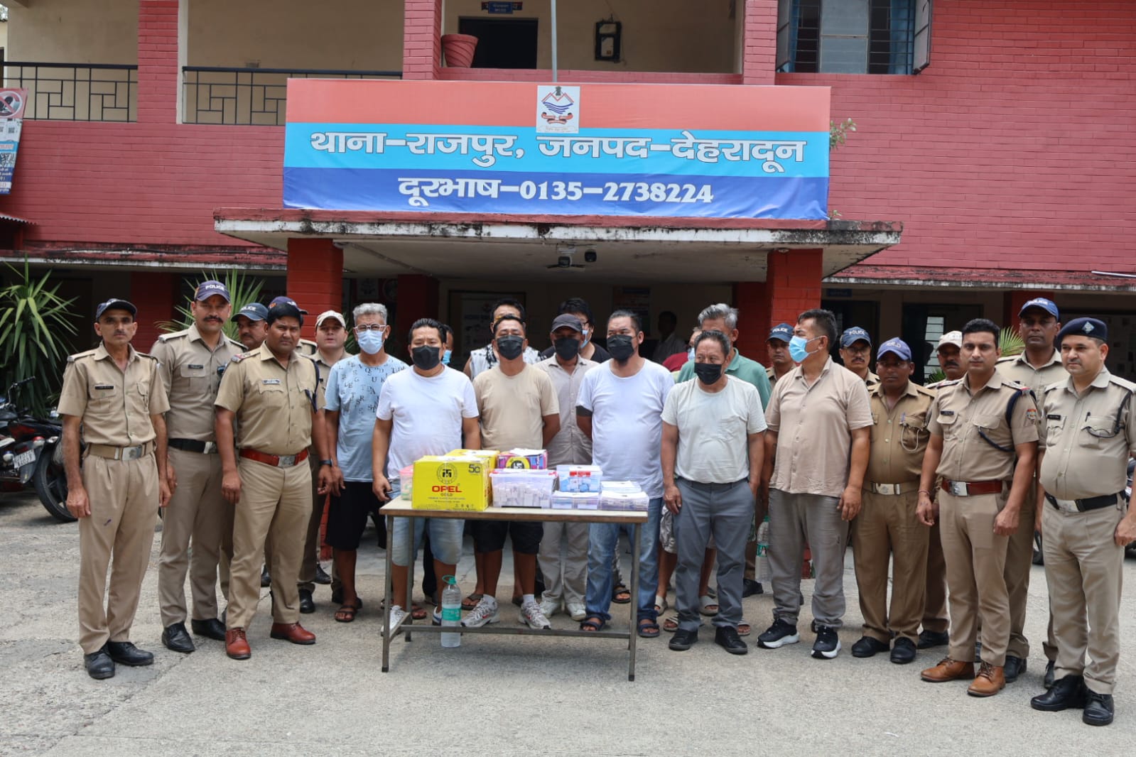 घर की आड़ में जुए का अड्डा चला रहे 1 अमिरिकी नागरिक समेत 13 जुआरी गिरफ्तार, 41 अमेरिकी डॉलर भी बरामद