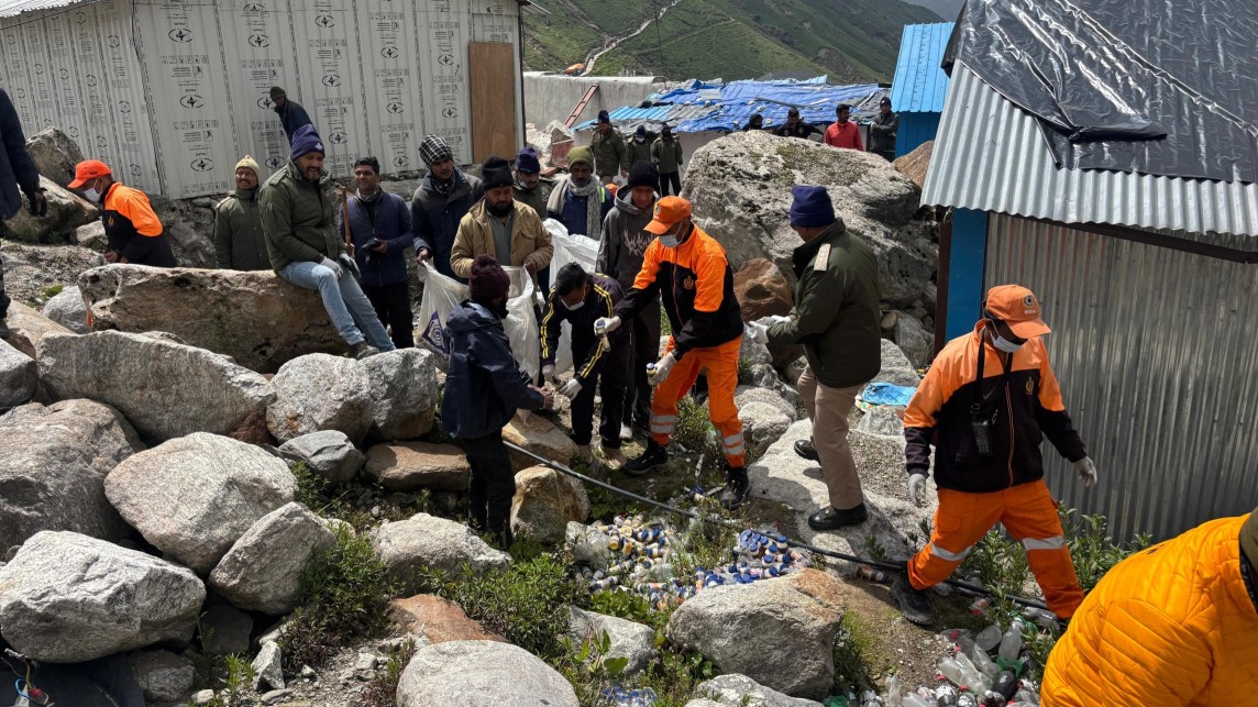 केदारनाथ धाम में तैनात सुरक्षा बलों द्वारा चलाया गया वृहद स्वच्छता अभियान