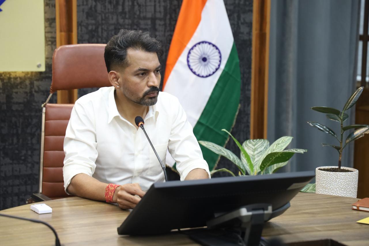 समाधान दिवस में डीएम ने सुनीं 146 जन शिकायतें, समयबद्व निस्तारण के सख्त निर्देश