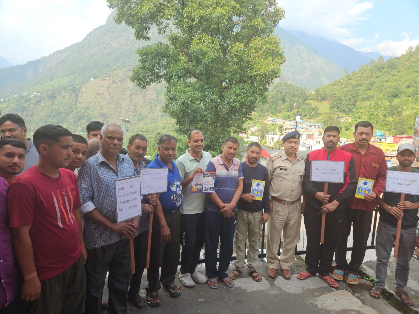 ग्राम मनसूना की जनता से रुद्रप्रयाग पुलिस ने किया नशा मुक्त भारत बनाने की आहुति में योगदान का आवाहन