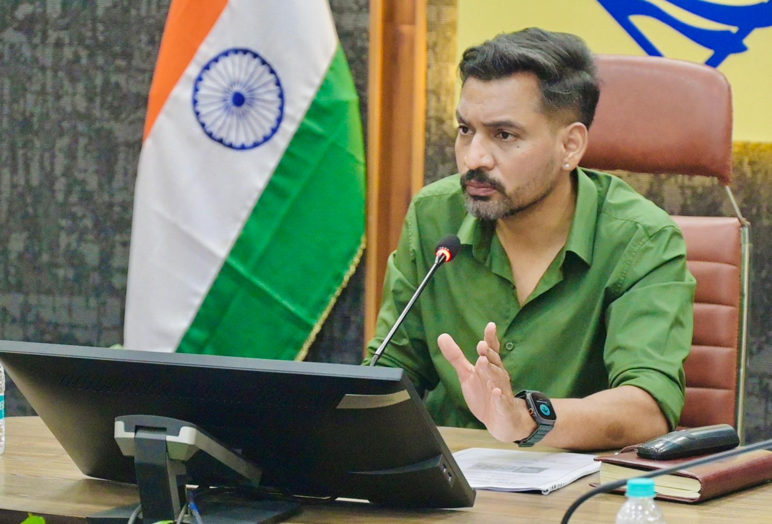बैंकों को डीएम की दो टूक: जनता को परेशान किया तो होगी कार्रवाई