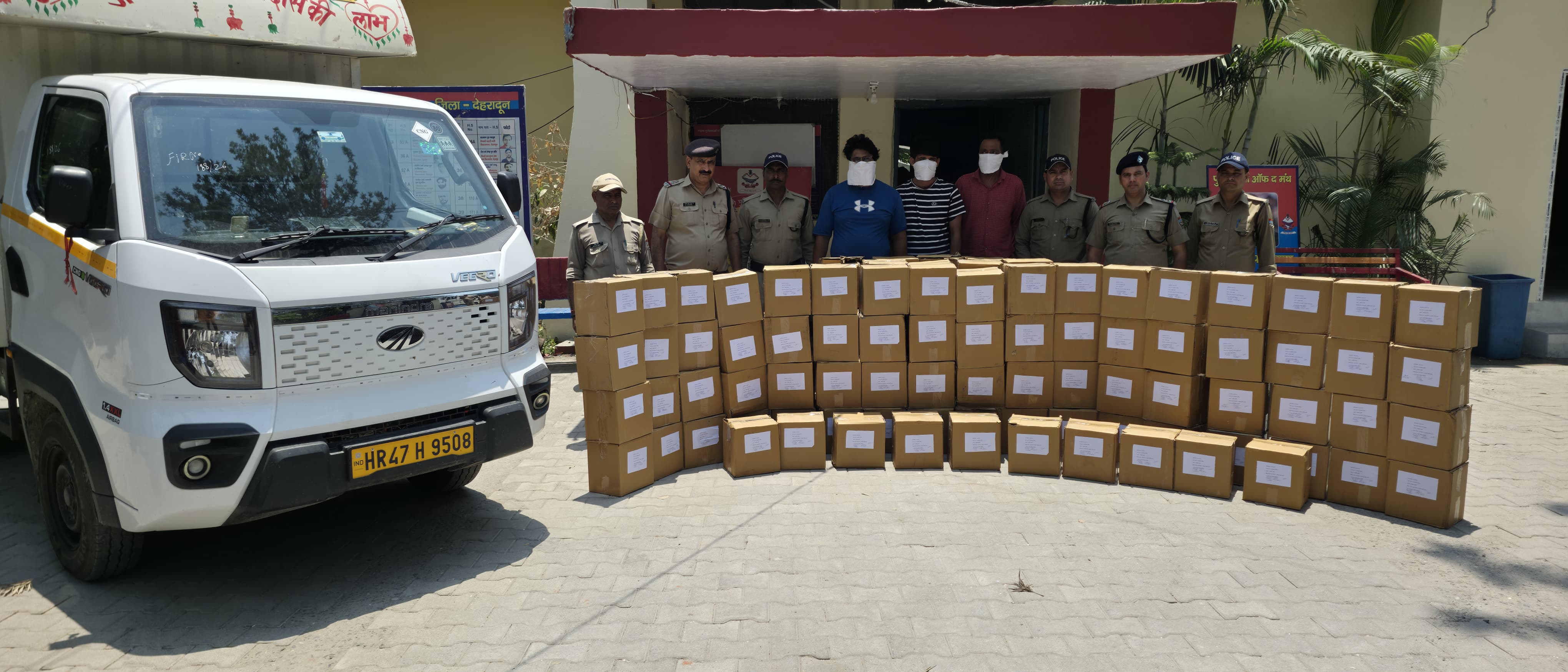 दून पुलिस की बड़ी कार्रवाई, 120 पेटी अवैध शराब के साथ तीन तस्कर गिरफ्तार*