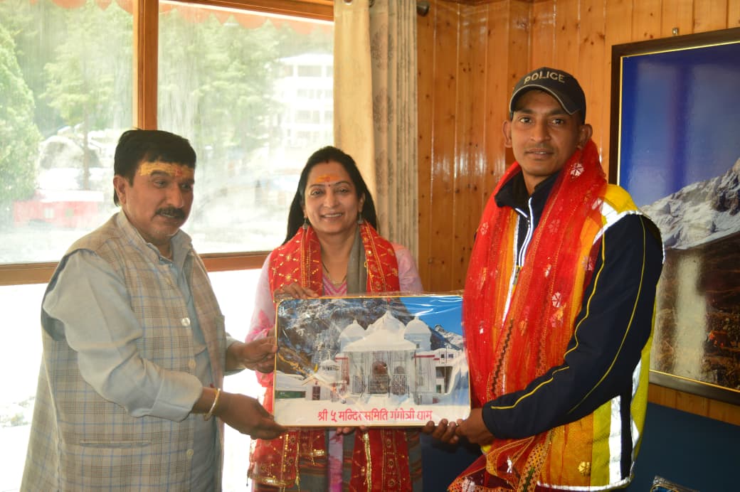 गंगोत्री धाम में उत्कृष्ट यात्रा प्रबंधन के लिए उत्तरकाशी पुलिस और एसडीआरएफ टीम का हुआ सम्मान