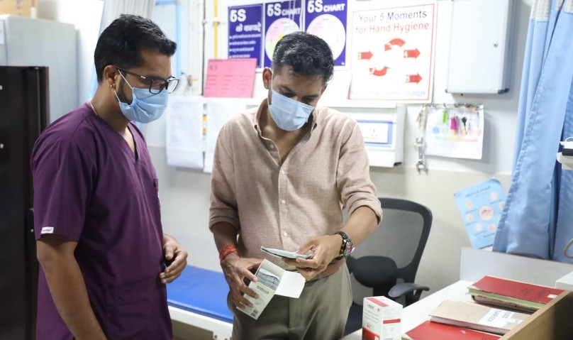 रात में डीएम के निरीक्षण से अस्पताल में हड़कंप, डीएम ने पकडी अनियमिततायें, चिकित्साधिकारियों से की रिपोर्ट तलब