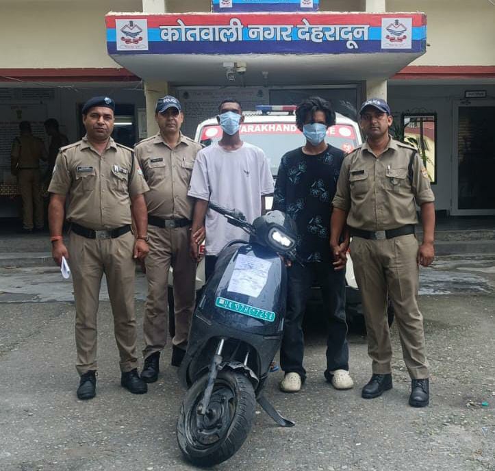 वाहन चोरी की घटना को 12 घण्टे के अंदर दून पुलिस ने किया खुलासा, 02 अभियुक्त गिरफ्तार