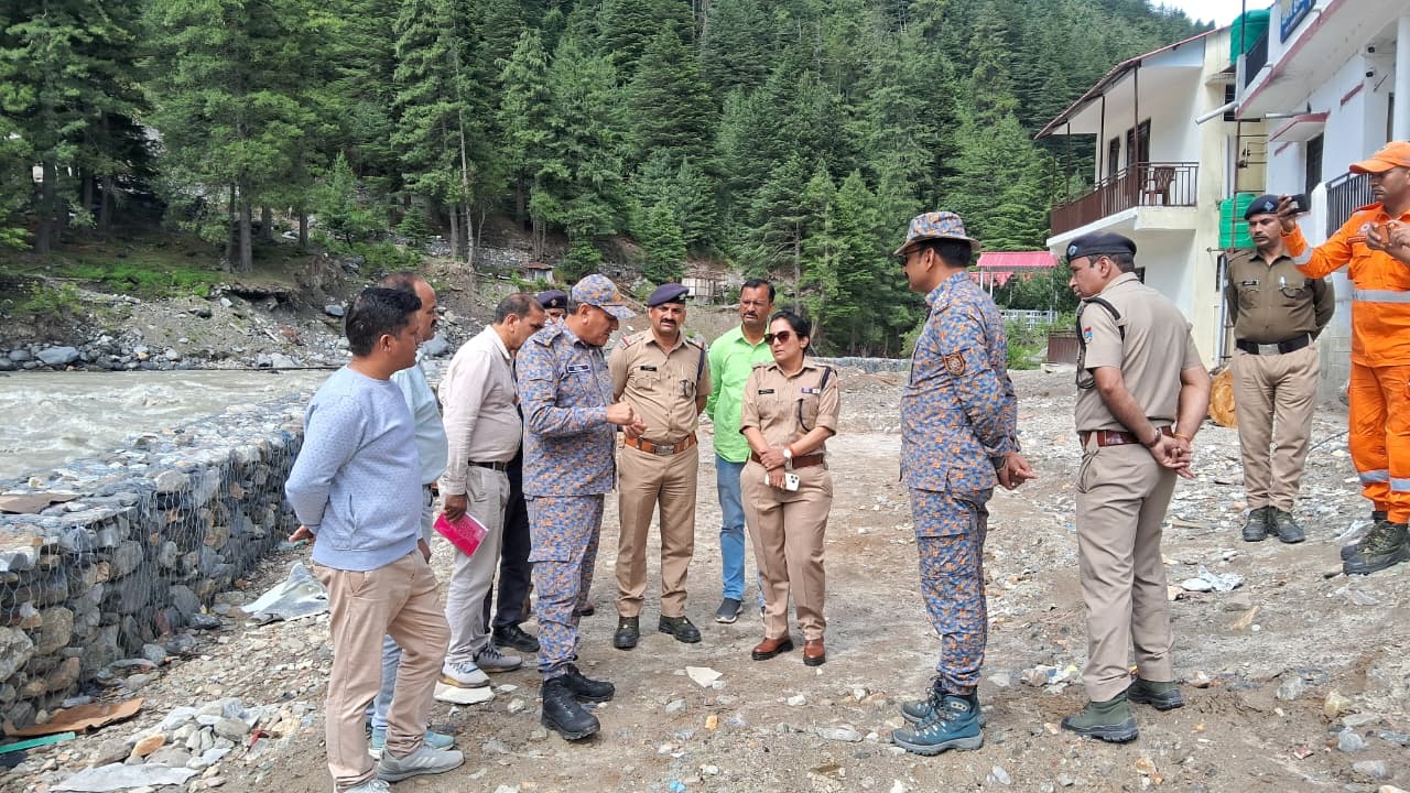 हर्षिल में बाढ़ सुरक्षा कार्यों का एसपी उत्तरकाशी ने किया निरीक्षण