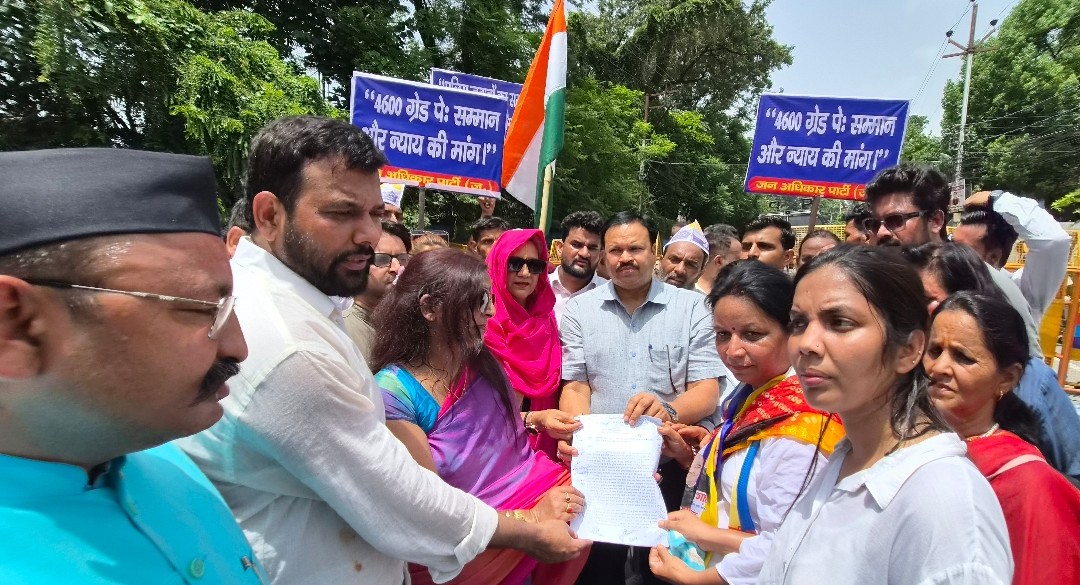 पुलिस कर्मियों को 4600 ग्रेड पे देने को विभिन्न संगठनों ने भरी हुंकार, पीएचक्यू किया कूच