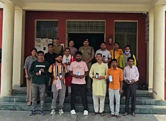 03 लाख से अधिक कीमत के गुम हुए 15 मोबाइल पुलिस ने स्वामियों को सुपुर्द किए
