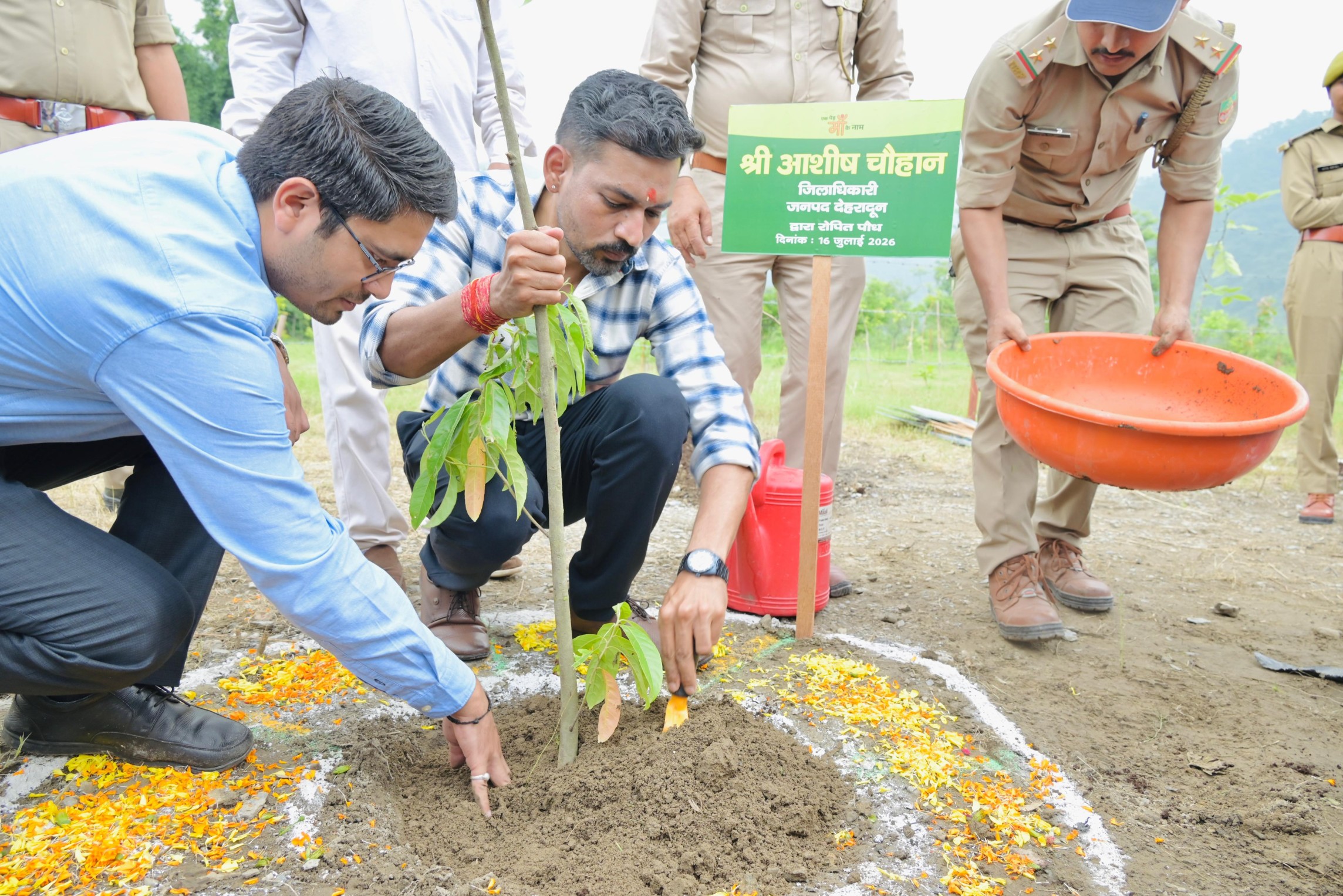 डीएम ने राजधानीवासियों से की पौधरोपण को जन-अंदोलन बनाने की अपील
