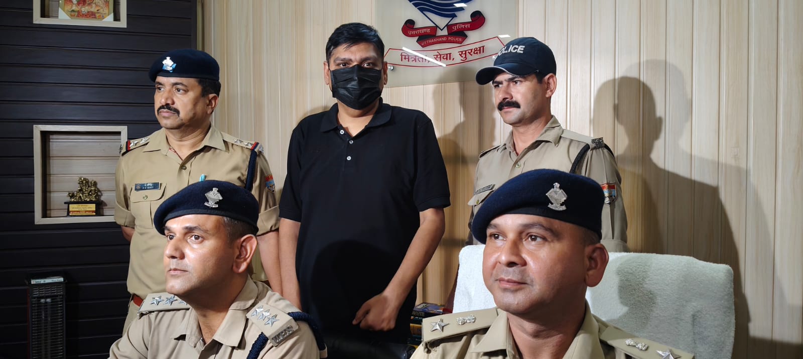 फर्जी आईपीएस बनकर लोगो से ठगी करने वाला पूर्व आईएएस का बेटा गिरफ्तार