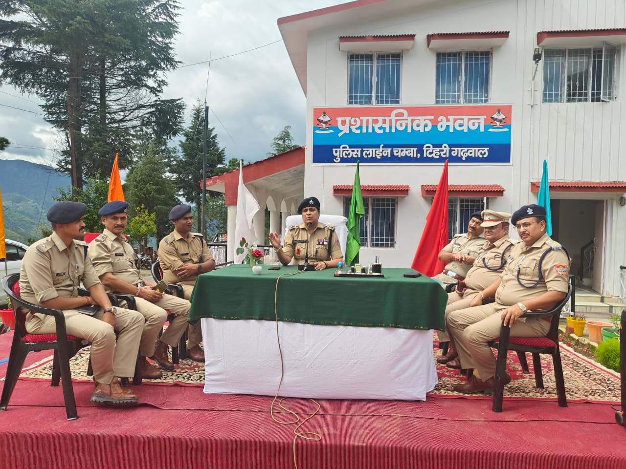 कप्तान टिहरी ने कांवड़ मेला ड्यूटी के लिए प्रशिक्षणाधीन आरक्षियों को किया ब्रीफ, आरक्षियों पर ख़ाकी की गरिमा अनुसार कार्य करने पर जताया विश्वास