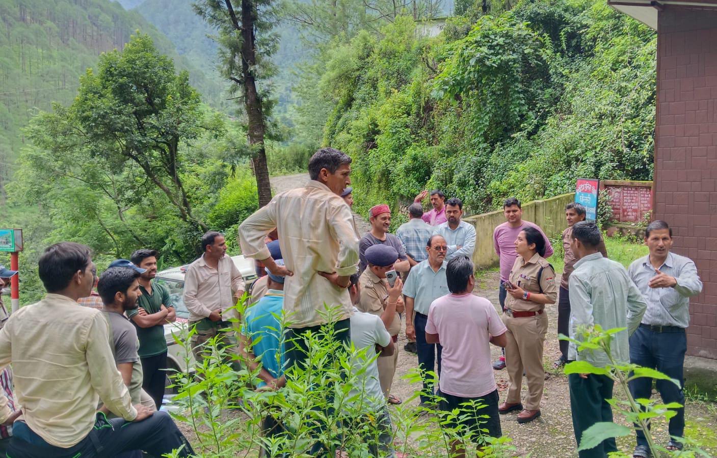 धौंतरी चौकी का एसपी उत्तरकाशी ने किया निरीक्षण, स्थानियों से किया जनसंवाद, लिया फीडबैक