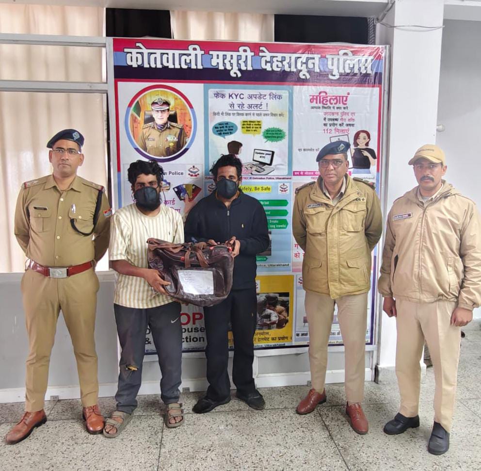 पंजाब से मसूरी घूमने आए 2 युवको के पैसे खत्म हुए तो डाल दिया मोबाइल शॉप पर डाका, पुलिस ने पकड़ा