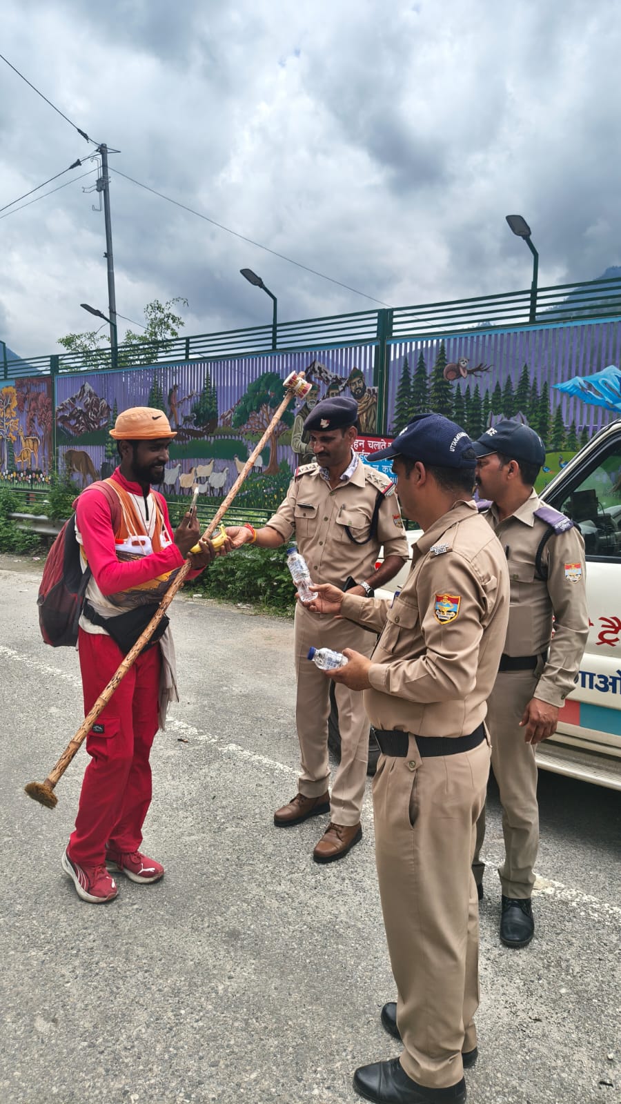 कांवड़ यात्रा में उत्तरकाशी पुलिस की अनोखी पहल, शिवभक्तों का फल-फ्रूट व शीतल पेय से किया स्वागत*