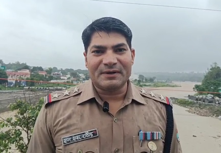 नंदा की चौकी पर बने पुल की अप्रोच रोड हुई क्षतिग्रस्त,मरम्मत शुरू