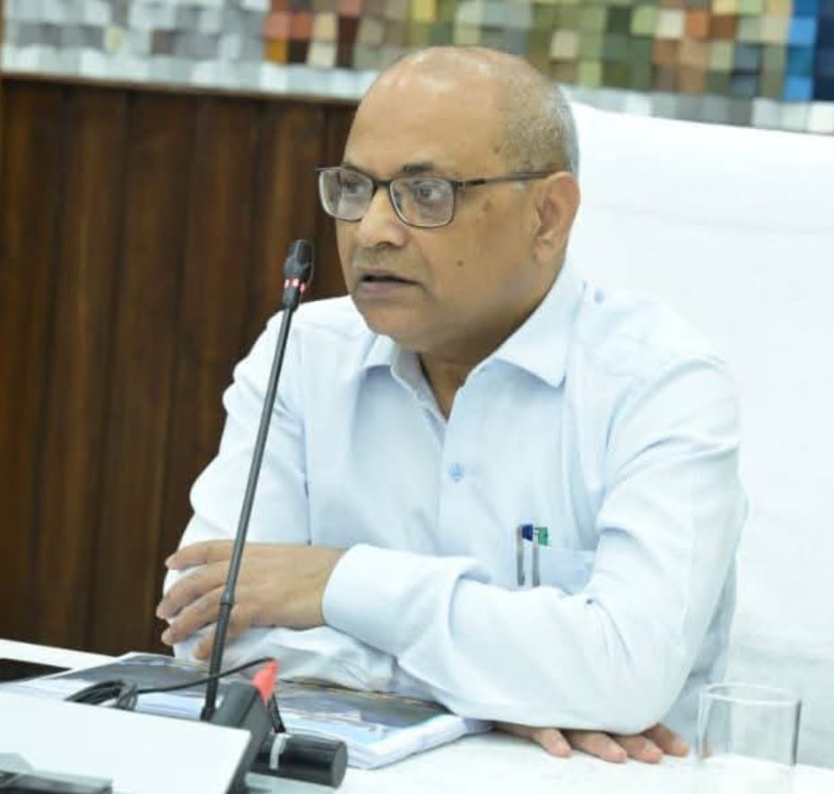 आपदा राहत कार्यों में तेजी लाने के निर्देश, बंद सड़कें प्राथमिकता से खोलें: गढ़वाल आयुक्त*
